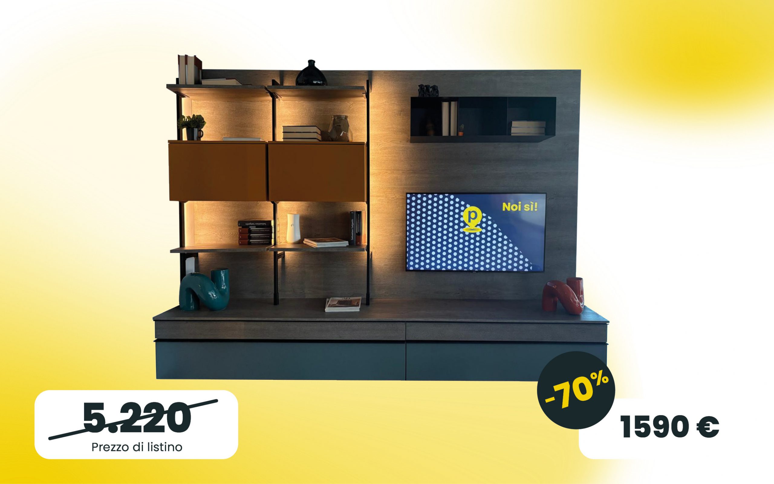 Soggiorno eclettico on boiserie in Rovere grigio, basi in Oceano e pensili in Cachi